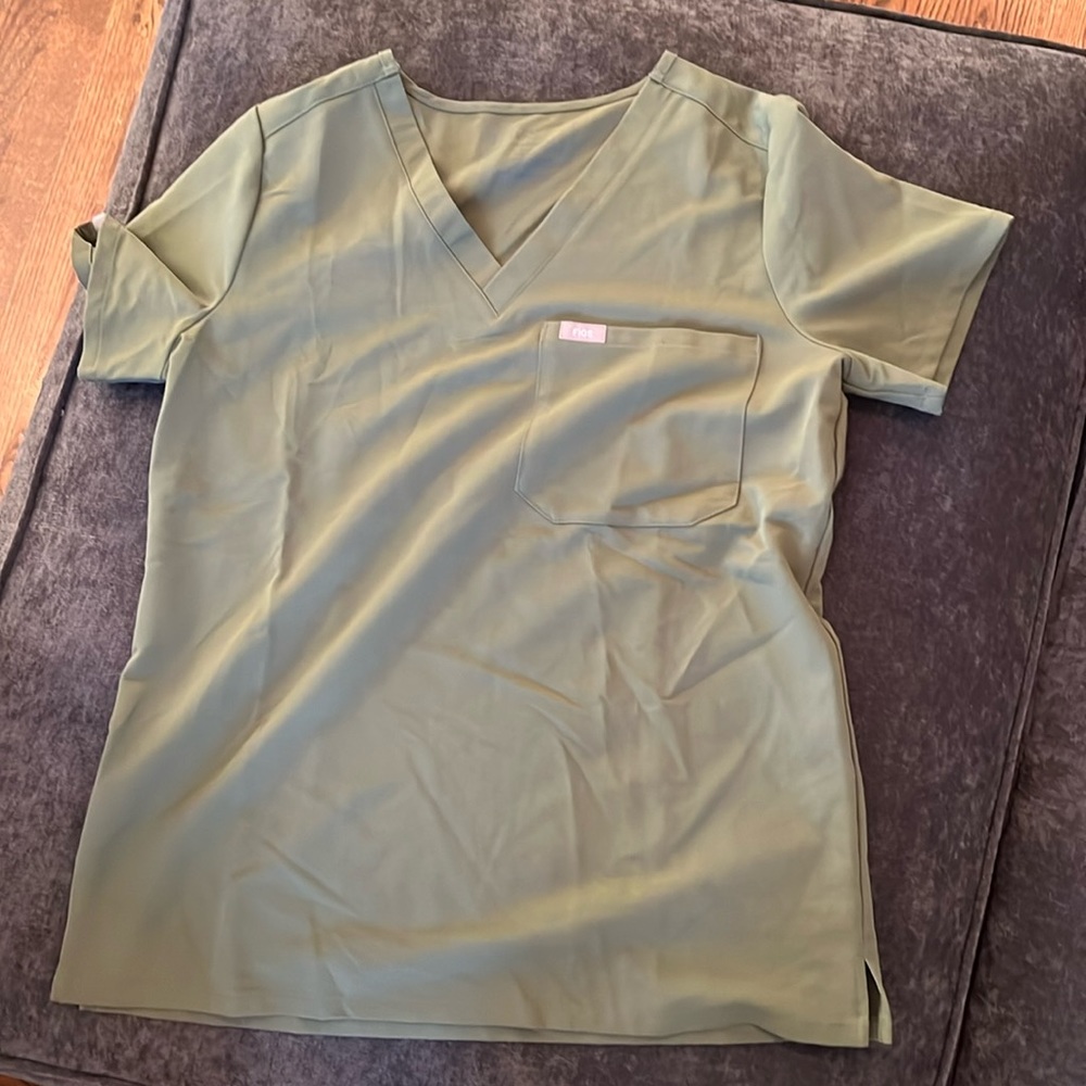 Figs Caterina one pocket scrub top olive green -size small